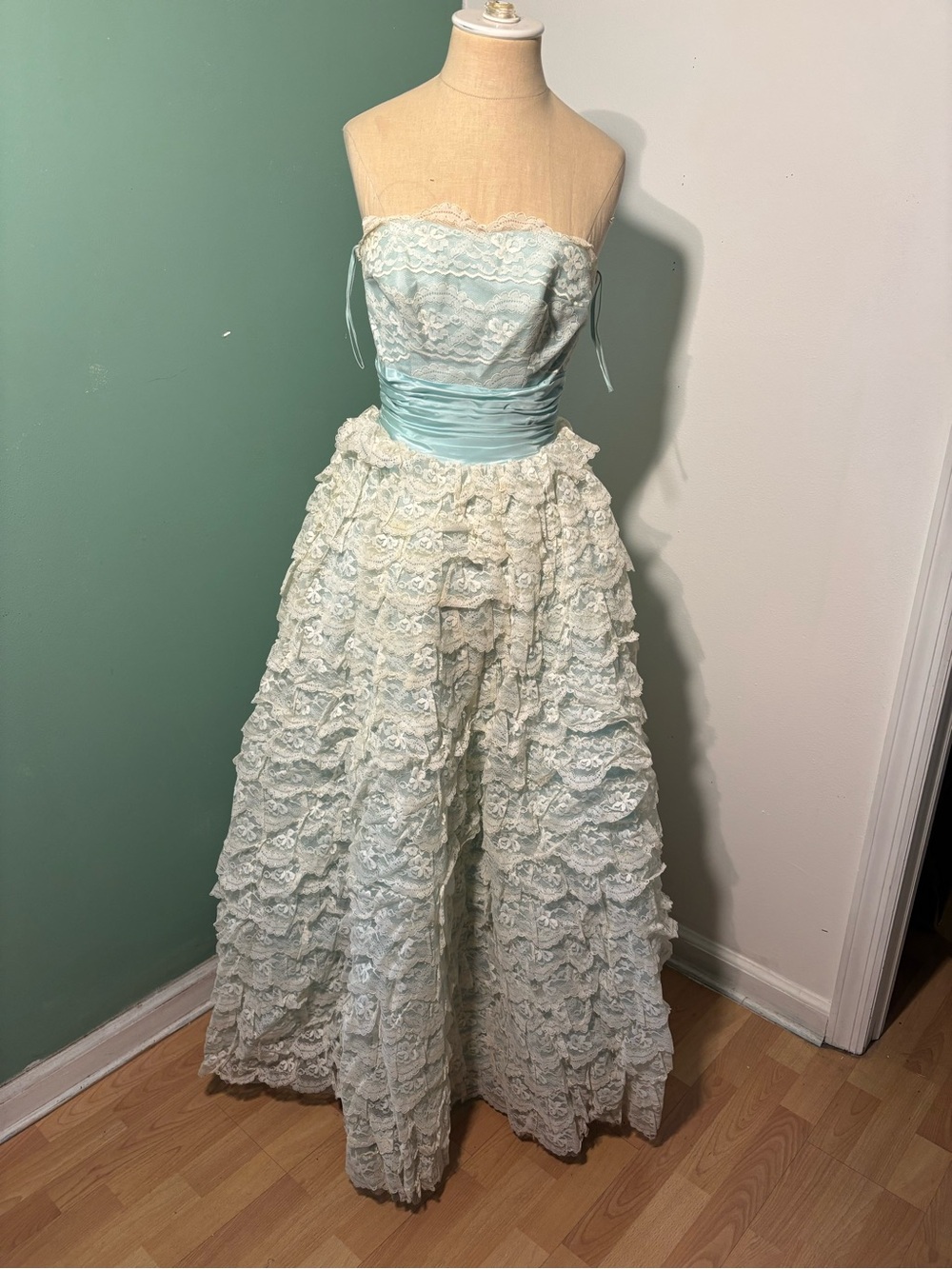 Vintage 1950’s Strapless Lace Ruffle Frothy Party Dress
